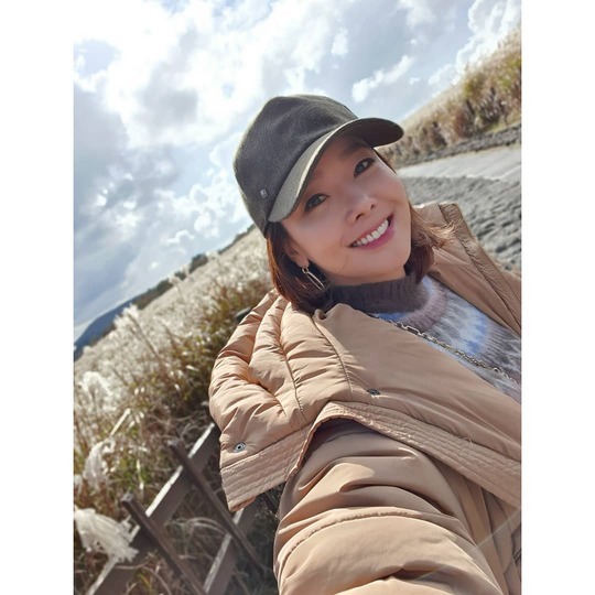 Actor So Yoo-jin has released a photo of her Jeju Island trip with husband Baek Jong-won.So Yoo-jin posted a picture on his instagram on November 17 with an article entitled Jeju Island in the fall.Inside the picture was a picture of So Yoo-jin, who was wearing a hat pressed down, and So Yoo-jin is brightly Smileing toward the camera.In another photo, the hand of the daughter holding the hand of the daughter, Baek Jong-won, is attracted to the eye.Fans who responded to the photos responded such as Really Wannabe Family, Healing just by looking and It is so beautiful.delay stock