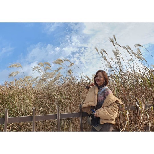 Actor So Yoo-jin has released a photo of her Jeju Island trip with husband Baek Jong-won.So Yoo-jin posted a picture on his instagram on November 17 with an article entitled Jeju Island in the fall.Inside the picture was a picture of So Yoo-jin, who was wearing a hat pressed down, and So Yoo-jin is brightly Smileing toward the camera.In another photo, the hand of the daughter holding the hand of the daughter, Baek Jong-won, is attracted to the eye.Fans who responded to the photos responded such as Really Wannabe Family, Healing just by looking and It is so beautiful.delay stock