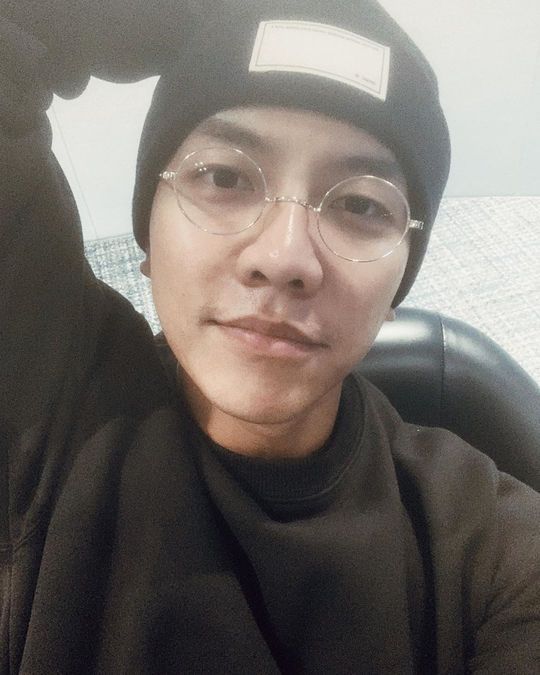 Lee Seung-gis Selfie has been unveiled.Singer and actor Lee Seung-gi posted a picture on November 17 with an article entitled Happy Weekend on his instagram.The photo shows Lee Seung-gi wearing Binnie and glasses; Lee Seung-gis warm-looking look catches the eye.kim myeong-mi