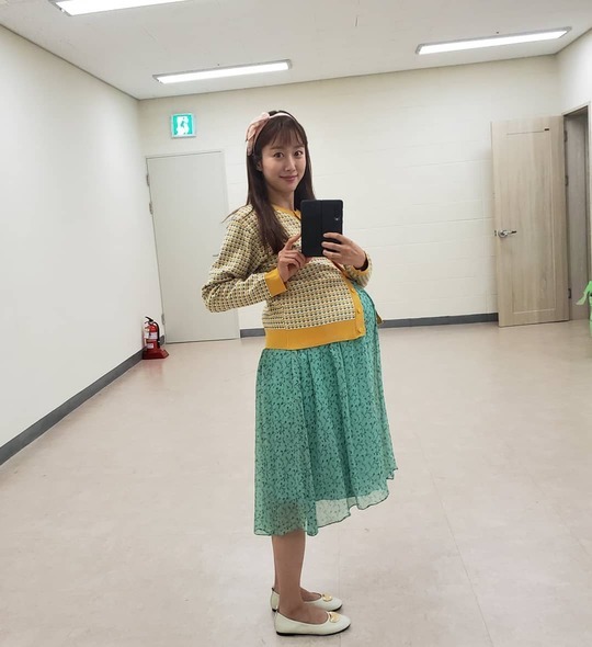 Jeon Hye-bin surprises transform into pregnant womanActor Jeon Hye-bin posted several photos on his instagram on November 17 with an article entitled Not a shit boat ~ a pregnant woman transformed.In the open photo, Jeon Hye-bin wears a unique glasses, a pink headband and a colorful skirt costume.Above all, Jeon Hye-bin shows off his convex belly as if he were pregnant and raises his curiosity.It turns out that this is a pregnant woman because of the drama she is appearing in.bak-beauty