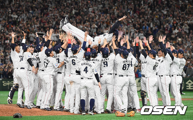 [OSEN=도쿄(일본), 곽영래 기자] 한국은 17일 일본 도쿄돔에서 열린 ‘2019 WBSC 프리미어 12’ 결승전 일본과의 경기에서 3-5로 패했다. 이로써 한국은 대회 2연패에는 실패하며 준우승에 머물렀다. 일본 이나바 감독이 헹가래를 받고 있다. /youngrae@osen.co.kr