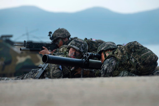 해병대원들이 지난해 2월 태국서 열린 코브라골드 연합훈련에서 해안에 무반동포를 설치한 채 전방을 주시하고 있다. 미 해군 제공