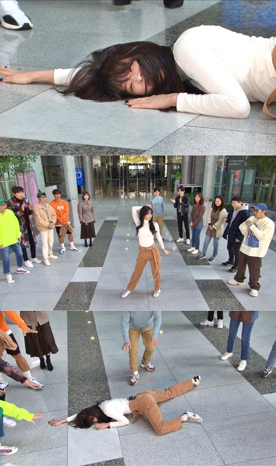 Actor Seo Eun-soo laughs at viewers with a new concept ground dance in Running Man.On SBS Running Man to be broadcast on the afternoon of the 17th, Seo Eun-soo will appear as a guest.Earlier, Seo Eun-soo made a big talk with her nickname Woman Kim Jong Kook with her tremendous desire and strength in her first appearance of Running Man.Seo Eun-soo has been motivated since the opening of the recording.Seo Eun-soo said, I was so sorry that the dance I showed at the last appearance was edited. This time I learned the proper dance at the dance academy.In the expectation of the members, Seo Eun-soo showed the dance ability that the traces of practice were seen, and showed ground dance which overturned the expectation.The members who confirmed the dance of Seo Eun-soo could not hide their surprise and laughed with a surprise, saying, Do not do it on the ground!Even the members of Running Man can confirm the identity of the Seo Eun-soo ground dance that was shocked by the broadcast.Meanwhile, in this Running Man, with Seo Eun-soo, God Seven member camp, comedian Hur Kyung-hwan and Actor Choi will join together.