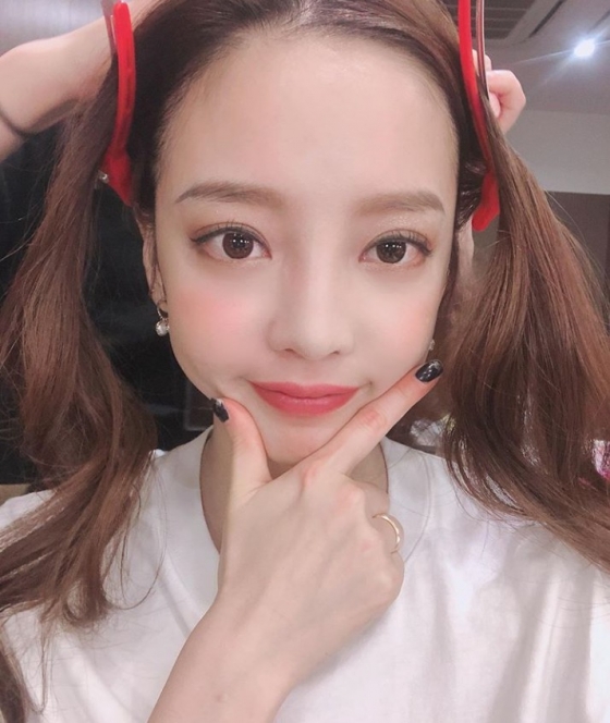 Goo Hara released a picture of Smile on his Instagram on the 17th.In the public photo, Goo Hara supported his chin with his fingers and watched Camera and built Smile.Goo Hara is adding charm by tying her light brown hair to the usual image, and she has also caught her eye with magenta lipstick and black nail art.On the other hand, Goo Hara is actively performing in Japan with the release of his new song Midnight Queen.