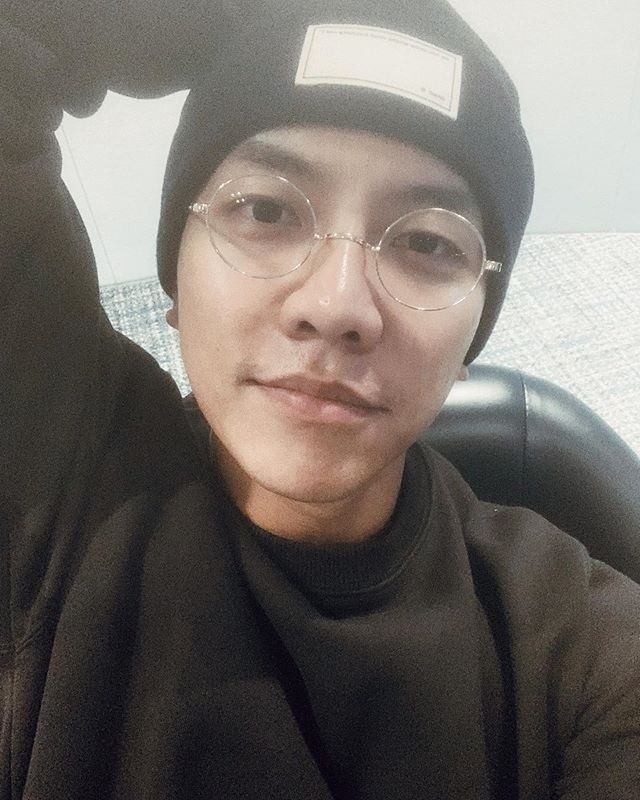 Actor Lee Seung-gi has released a daily photo of a comfortable charm.Lee Seung-gi posted a picture on his Instagram on the 17th with an article entitled Happy Weekend.The photo shows Lee Seung-gi smiling at the camera, who showed off his comfortable charm with round glasses and beanies in a black man-to-man.Lee Seung-gi is currently appearing on SBS All The Butlers and Bae Bond.