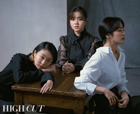 Magazine Hycutt unveiled the charismatic group photoreal of the 2018 Blue Dragon Film Awards and the Last Of Us: Left Behind Cut of the anti-war charm, and conveyed the pleasant scene atmosphere.The 2018 Blue Dragon Film Award winner, Yoon Jong-bin, and Actor Han Ji-min Nam Ju-hyuk Kim Dae-mi Kim Hyang Gis award-winning phototorial will be released through the star style magazine Hycutt published on November 21st.If you wore a black dress and tuxedo suit in the cover pictorial released on the 15th, you will see a classic atmosphere. In this group pictorial and The Last Of Us: Left Behind Cut, you will have a different atmosphere with a combination of monotone suits with unique monotones and actors that you could not see before.The Last Of Us: Left Behind photos show actors focusing on each cut, professional appearances of director Yoon Jong-bin, and warm teamwork.Han Ji-min and Nam Joo-hyuk, who had a breathtaking JTBC drama Snow Blow, boasted Chung-Kuk chemistry and made every cut the best cut with overwhelming visuals.In the three-person phototorial cut that encompasses the generation of Chungmuro ​​to the current director Yoon Jong-bin, Kim Hyang Gi and Kim Dae-mi, Kim Hyang Gi and Kim Dae-mis unique bright energy made the entire studio lively.In particular, Yoon Jong-bin, who was not familiar with the pictorial work compared to the actors, relaxed his body as much as possible when the filming began.Of course, after the shooting of the pictorial, the interview said, It was not comfortable at all. I was unfamiliar and difficult because I was not familiar.Han Ji-min and Nam Joo-hyuk were those who had never met in the work, but it is also eye-catching that they have become familiar with the photoreal scene, such as chatting between shooting and shooting.Coach Yoon Jong-bin said: You are all too good Actors.Not to mention Ji Min and Joo Hyuk, Kim Dae-mi also saw so impressively in the movie Witch last year.Kim Hyang Gi also said, I loved with God and recently witness. If I have a chance, I would like to work with you all.The Blue Dragon Film Awards, which will be held for the 40th time this year, will be held on November 21st at Paradise City, Yeongjong-do, Incheon.The five portraits and interviews of Blue Dragon Film Award winners can be found on Hycutt 252, published on November 21.