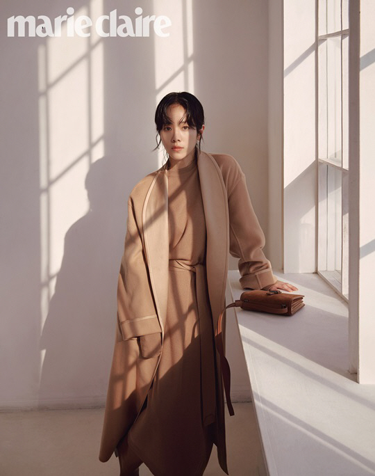 Actor Han Ji-min has unleashed an infinitely warm and soft appeal.Earlier this year, a picture of Actor Han Ji-min and Loro Piana, who showed warm and careful sentiments in the JTBC drama The Snowy, was released in the December issue of Marie Claire.Han Ji-min in the picture produced a calm and warm atmosphere by wearing a simple dress with cashmere robe coat of camel color of Loro Piana.In addition, it was filmed in the background of a modern space with a window with a light sunshine, and a soft image was highlighted with Han Ji-mins beautiful brown eyes, creating a dreamy moment.In another cut, she wore a cashmere jumpsuit with the same tone as a dark gray color Coat, and styled a classic bag of suede material, giving off a modern and chic charm.Actor Han Ji-mins picture, which is diligently expanding his spectrum, can be found in the December issue of Marie Claire and the Marie Claire website.