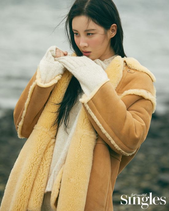 Girls Generation Seoul has unveiled a Jeju Island picture full of pure innocence that can not stop cold winter wind.In this picture, which was filmed in the background of beautiful Jeju Island, Seohyun is the back door that completely digested the light nomad look and overwhelmed Camera with unique innocence.Meanwhile, Seohyun confirmed the appearance of JTBC drama Festa Hello Dracula scheduled to air in 2020.Hello Dracula is a work that deals with the growth period of the Z-dong people who have faced the most obvious problems in life. Seohyun is going to divide into Anna, who has lived according to her mothers wishes but has an unspeakable secret.Photo: The Singles & Picture Workskim Gi-ho