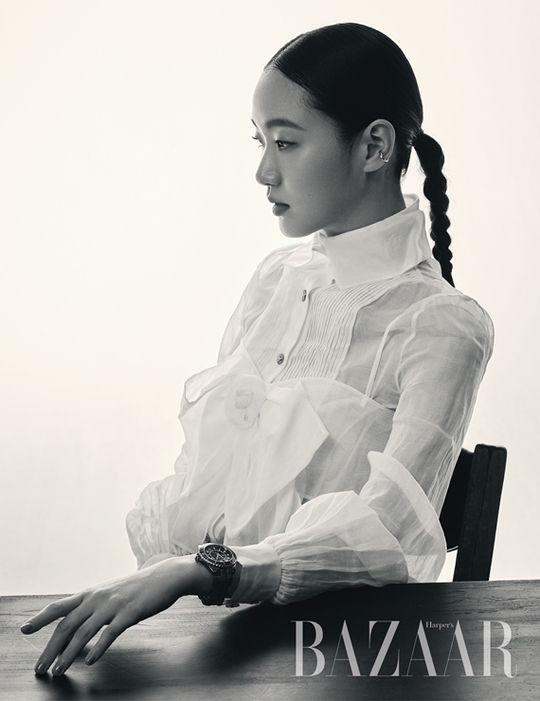 Actor Kim Go-eun has released an attractive black and white picture.Fashion magazine Harpers Bazaar released a picture with Kim Go-eun, the main character of the December issue cover, on November 18.Kim Go-eun, who met on a weekend in late autumn, was like a young girl, but when she stood in front of the camera after her hair makeup, actress Kim Go-eun appeared.Sometimes he expressed various emotional lines with soft and emotional eyes, sometimes intensely charismatic.Kim Go-eun, who is filming The King: The Monarch of Eternity, which is gathering attention as a new work by Kim Eun-sook.She is also an ambassador of Chanel, and she has shown visuals that cross classical and modernism through this picture.A serious and honest interview about time can also be found in the December issue.hwang hye-jin