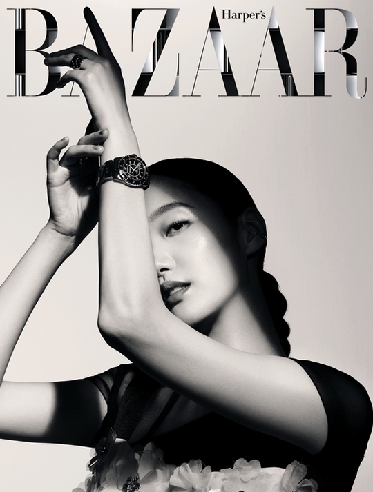 Actor Kim Go-eun has released an attractive black and white picture.Fashion magazine Harpers Bazaar released a picture with Kim Go-eun, the main character of the December issue cover, on November 18.Kim Go-eun, who met on a weekend in late autumn, was like a young girl, but when she stood in front of the camera after her hair makeup, actress Kim Go-eun appeared.Sometimes he expressed various emotional lines with soft and emotional eyes, sometimes intensely charismatic.Kim Go-eun, who is filming The King: The Monarch of Eternity, which is gathering attention as a new work by Kim Eun-sook.She is also an ambassador of Chanel, and she has shown visuals that cross classical and modernism through this picture.A serious and honest interview about time can also be found in the December issue.hwang hye-jin