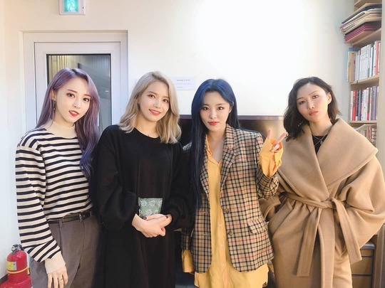 MAMAMOO shares warm Simplex shotThe group MAMAMOO uploaded a picture on the official Instagram on November 17 with the phrase I have finished the first week of music broadcast and the first fan signing of the reality in BLACK thanks to the generous support of Mumu (MAMAMOO official fandom name).In the photo, MAMAMOO is showing off her beautiful beauty.MAMAMOO added, We will go to Mumus house carefully and we will be together for the rest of our activities.han jung-won