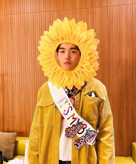 Singer Eric Nam celebrates his 32nd birthdayEric Nam posted a picture of himself on his personal instagram on November 18.Eric Nam in the photo is staring at the camera with a no-deal while wearing a sunflower mask.Eric Nam said, Today is my birthday. Thank you for celebrating. Im happy. Gift is enough for me to listen to my songs. Thank you.Park Su-in
