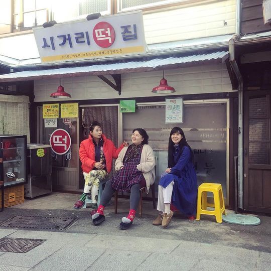Gong Hyo-jin reveals regrets ahead of Camellia Phil endOn November 18, Gong Hyo-jin released a photo taken with Kim Sun-young and Lee Sun-hee, who are appearing together on KBS 2TV drama Camellia Phil on his instagram.Those who pose naturally in front of the street rice cake house seem to see the reality Onvengers rather than the characters in the drama.Gong Hyo-jin added with the photo, We will always be doing this.pear hyo-ju
