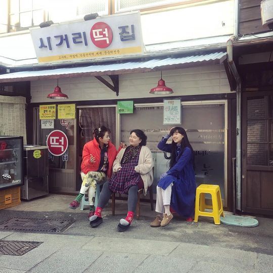 Gong Hyo-jin reveals regrets ahead of Camellia Phil endOn November 18, Gong Hyo-jin released a photo taken with Kim Sun-young and Lee Sun-hee, who are appearing together on KBS 2TV drama Camellia Phil on his instagram.Those who pose naturally in front of the street rice cake house seem to see the reality Onvengers rather than the characters in the drama.Gong Hyo-jin added with the photo, We will always be doing this.pear hyo-ju