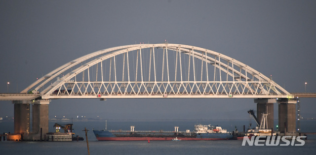 【케르치해협=AP/뉴시스】 흑해와 아조프해를 연결하는 케르치 해협에서 2018년 11월25일 러시아가 대형 선박을 동원해 해협 입구를 막고 있다. 이날 러시아 해군은 우크라이나 예인선과 군함 3척이 자국 영해를 침입했다는 이유로 무력을 동원해 나포했다. 2018.11.26