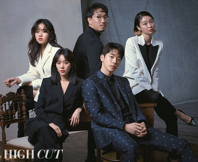 The behind-the-scenes footage of the photo shoot with Han Ji-min, Nam Joo-hyuk, Yoon Jong-bin, Kim Hyang Gi and Kim Da-mi was released.Magazine Hycutt released a charismatic group photoreal and behind-the-scenes cut of the winners of the 2018 Blue Dragon Film Awards on the 18th, conveying a pleasant scene atmosphere.The award-winning photoreal of 2018 Blue Dragon Film Award winner Yoon Jong-bin and Actor Han Ji-min Nam Joo-hyuk Kim Da-mi Kim Hyang Gi will be released through the star style magazine Hycutt, published on November 21.If you wore a classic atmosphere in a black dress and tuxedo suit on the cover pictorial released on the 15th, the group pictorial and behind-the-cuts released this time created a different atmosphere with a combination of monotone suits with unique monotones and actors that were not seen before.The behind-the-scenes photos show actors concentrating on each cut, professional appearances of Yoon Jong-bin, and warm teamwork.Han Ji-min and Nam Joo-hyuk, who had one breath with the JTBC drama Blind Eyes, boasted Chickey chemistry and made every cut the best cut with overwhelming visuals.In the three-person photogenic cut that encompasses the generation of the current Chungmuro, from Yoon Jong-bin director, Kim Hyang Gi and Kim Da-mi, Kim Hyang Gi and Kim Da-mis unique bright energy made the entire studio lively.In particular, Yoon Jong-bin, who was not familiar with the pictorial work compared to the actors, relaxed his body as much as possible when the filming began.Of course, after the shooting of the pictorial, the interview said, It was not comfortable at all. I was unfamiliar and difficult because I was not familiar.Han Ji-min and Nam Joo-hyuk were the ones who had never met in the work, but it is also eye-catching that they have become familiar with the photonic scene, such as chatting between shooting and shooting.Coach Yoon Jong-bin said: You are all too good Actors.Not to mention Ji Min and Joo Hyuk, Kim Da-mi also looked so impressed in the movie Witch last year.Kim Hyang Gi also said, I loved with God and recently witness. If I have a chance, I would like to work with you all.The Blue Dragon Film Awards, which will be held for the 40th time this year, will be held in Paradise City, Yeongjong-do, Incheon on the 21st.The five portraits and interviews of the Blue Dragon Film Award winners will be available through Hycutt 252, which will be published on the 21st.