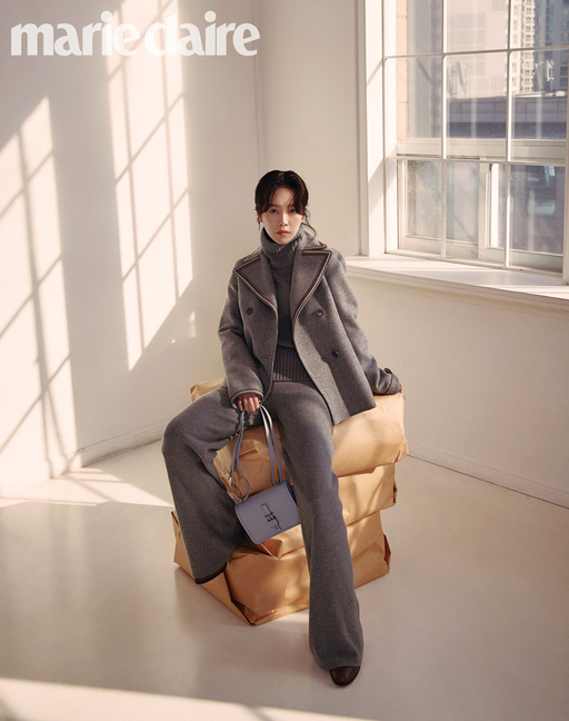 Fashion magazine Marie Claire has released a picture of Han Ji-mins dreamy feeling.Han Ji-mins picture can be seen in the December issue of Marie Claire.