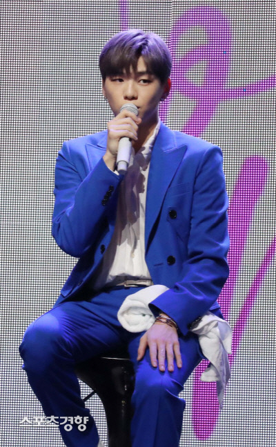 가수 강다니엘이 지난 7월25일 광진구 예스24 라이브홀에서 열린 솔로 데뷔앨범 ‘컬러 온 미’ 발매 기념 쇼케이스에 참석했다. 사진 박민규 선임기자parkyu@kyunghyang.com