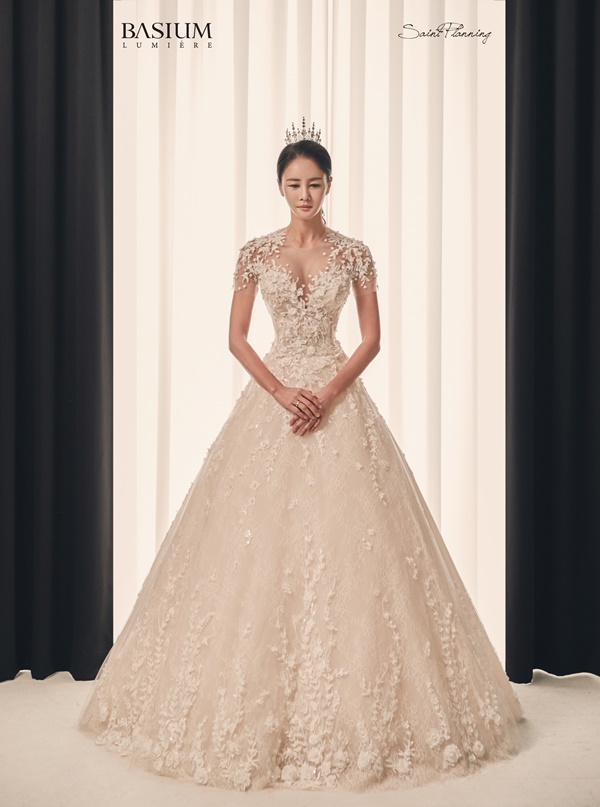 Wedding album by Broadcaster Kim Miyeon has been unveiledOn the 18th, Basium released Kim Miyeons Wedding album ahead of marriage, and cheered fans.In the public picture, Kim Miyeon boasts beautiful looks of bride-to-be with beautiful appearance.Kim Miyeon posted a handwritten letter on his SNS on the 28th of last month with the article Hello, Kim Miyeon and reported the marriage news directly.I am a little excited to tell you this news on a sunny sky blue autumn day.I am going to marriage with someone who always seems to be alone and now wants to spend the rest of my life together. The prospective groom who promised marriage to face each other is a businessman of association and caring, and most of all, he is full of love and respect in his eyes.I am a person who looks like me looking at that eye. I have to visit each person and greet them, but I want to make fruit of love in a calm atmosphere with only the family members of the two families with the will of the prospective groom and family.Now, as a mans wife, I will make a more sincere family. Please look beautiful. Kim Miyeons prospective groom is an older businessman; the pair are reportedly linked at a church gathering; a marriage ceremony is set to be held privately in December.