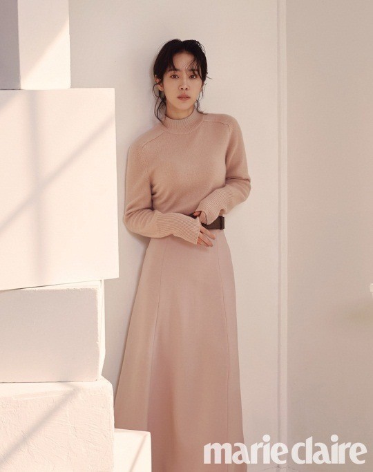 A picture with Actor Han Ji-min and a fashion brand was released in the December issue of Marie Claire.Han Ji-min in the picture wore a cashmere robe coat of camel color and a simple dress, creating a calm and warm atmosphere.Shot in the background of a modern space with a subtle sunshine of Facing Windows, Han Ji-mins beautiful brown eyes and soft images were highlighted, and a dreamy moment was contained.Other cuts released together include a cashmere jumpsuit with the same tone as a dark gray color coat, styling a classic bag of suede material, which also emanated a modern and chic charm.Han Ji-mins picture, which is diligently expanding his spectrum, can be seen in the December issue of Marie Claire.