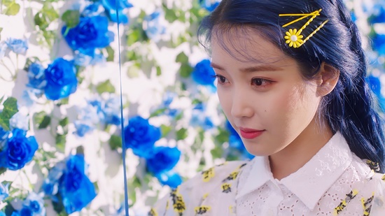 Singer IU has released a Teaser for the title song Blueming.IU released a Teaser video of the title song Blueming of the mini 5th album Love Poem through official SNS etc. at 0:00 on the 18th.Starting with a UNIQue guitar sound, Would you like to smoke a million roses with me?This Teaser, which ended with the song IUs chic expression and the opposite shy expression were released together, and the curiosity about the sound source to be released on the 18th was further raised.The Teaser video of the title song Blueming, which was first released at the Busan performance held on the 16th, showed a variety of charms even though it was a short video with a UNIQueness different from Out of Time which was released a week earlier.The Love Poem, a 5th album of IU Mini, which will be released at 6 pm on the 18th, is expected to show another growth of IU who returned to Singer in a year.IU will hold a tour concert Love, poem in Gwangju, Incheon and Busan and leave Seoul performances on November 23-24.From December this year, fans will meet through overseas tours such as Taiwan, Singapore, Manila, Kuala Lumpur, Bangkok and Jakarta.Photo: KakaoM
