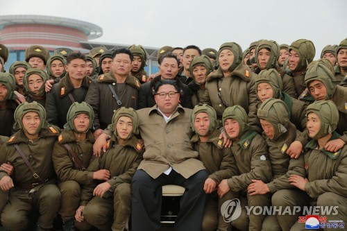 북한 김정은, 조선인민군 낙하산 침투훈련 지도 (평양 조선중앙통신=연합뉴스) 북한 김정은 국무위원장이 조선인민군 항공 및 반항공군 저격병 구분대들의 강하훈련을 지도했다고 조선중앙통신이 18일 보도했다. 사진은 김 위원장이 참가자들과 기념촬영을 하는 모습. 2019.11.18       [국내에서만 사용가능. 재배포 금지. For Use only in the Republic of Korea. No Redistribution] photo@yna.co.kr