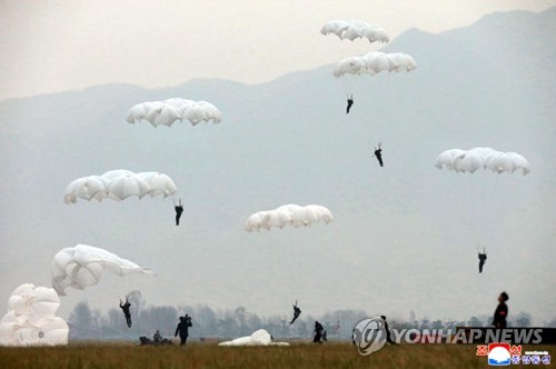 북한 김정은, 조선인민군 낙하산 침투훈련 지도 (서울=연합뉴스) 북한 김정은 국무위원장이 조선인민군 항공 및 반항공군 저격병 구분대들의 강하훈련을 지도했다고 조선중앙통신이 18일 보도했다.  2019.11.18 nkphoto@yna.co.kr