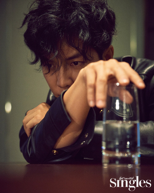 In particular, this picture featured the cover of the December issue of Singles.In this picture, Actor Lee Seung-gi is the back door of the film, leading the atmosphere of the filming scene by overwhelming his gaze with charismatic eyes that feel rough charm like Cha Dal-geon in Vagabond, who fights to find the truth against huge power.It is no exaggeration to say that the fact that Chadal-gun in the Vagabond, which is fighting against the great power over the unfair death of Lee Seung-gis beloved nephew who has brought authenticity to the character of Chadal-gun with a constant straightness, could seem realistic because of the power of Actor Lee Seung-gi.Photos  Singles