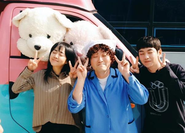 Catch Phantom Moon Geun-young released a photo taken with Lee Joon-hyuk and Ahn Sung Kyun.On the 18th, Moon Geun-young posted a picture on his SNS with an article entitled Today is Phantom Day! With the captain and guardian who disguised as a cleaner.Moon Geun-young, Lee Joon-hyuk and Ahn Sung Kyun all have V poses and close their eyes slightly.The same pose of the three creates a lovingness.Meanwhile, Moon Geun-young is appearing in the TVN drama Catch Phantom with Lee Joon-hyuk and Ahn Sung Kyun.Catch Phantom is broadcast every Monday and Tuesday at 9:30 pm.