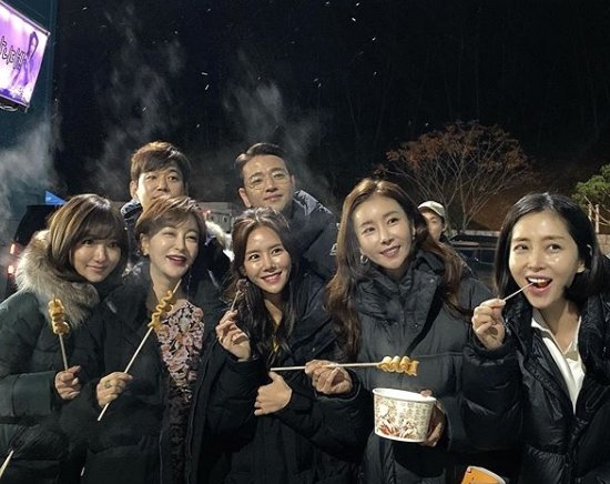 Song Yoon-ah told his SNS on the 19th, On the night of the first snow, Hyesu sent me a big gift: a warm, powerful and grateful sister.Love and posted two photos.Song Yoon-ah in the public photos is with Actor Lee In-hye, Kim Hye-eun, Lee Yeon-doo, Han-gam, Yoo Jun-sang and Bae Su-bin.They are smiling happily as they arrive at the set on their first snowy night, breathing in JTBCs new drama, Elegant Friends.On the other hand, JTBC pre-production drama Elegant Friends starring Song Yoon-ah deals with the story of a murder in a new city where 40 couples live together.It is a mystery drama about a middle-aged man who has cracked in his peaceful daily life and the youth of his friends. It will air in the first half of 2020.