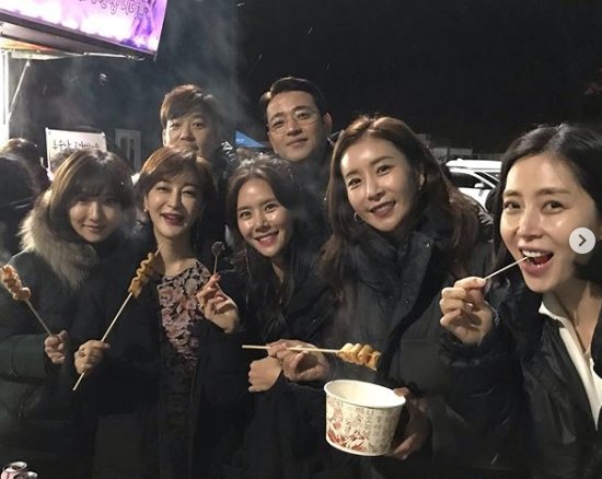 Song Yoon-ah told his SNS on the 19th, On the night of the first snow, Hyesu sent me a big gift: a warm, powerful and grateful sister.Love and posted two photos.Song Yoon-ah in the public photos is with Actor Lee In-hye, Kim Hye-eun, Lee Yeon-doo, Han-gam, Yoo Jun-sang and Bae Su-bin.They are smiling happily as they arrive at the set on their first snowy night, breathing in JTBCs new drama, Elegant Friends.On the other hand, JTBC pre-production drama Elegant Friends starring Song Yoon-ah deals with the story of a murder in a new city where 40 couples live together.It is a mystery drama about a middle-aged man who has cracked in his peaceful daily life and the youth of his friends. It will air in the first half of 2020.