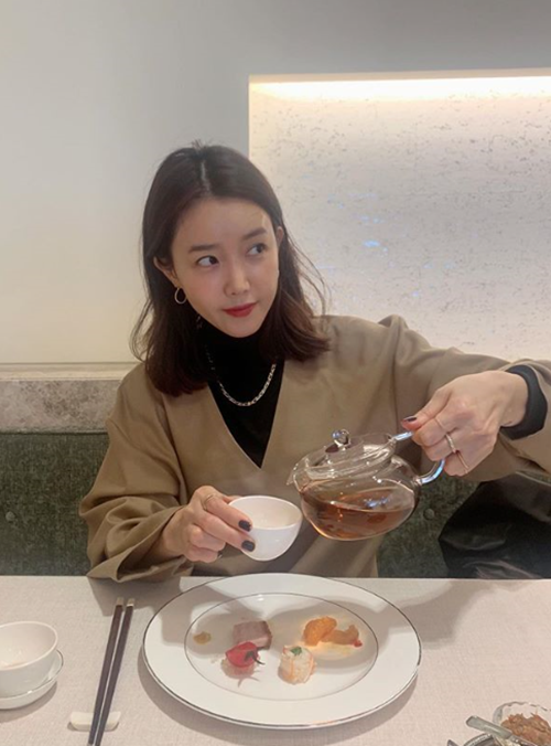 Actor Chae Jung-an enjoyed teatime with Han Ji-min.On the 19th, Chae Jung-an posted a picture and article on his Instagram account.Chae Jung-an #teatime Photo by roma.emo in the post, along with a picture of himself was released.The photo shows Chae Jung-an pouring tea in a teacup.Chae Jung-an recently appeared on the JTBC entertainment program Real Life in Respect for Taste - Living in the Living.