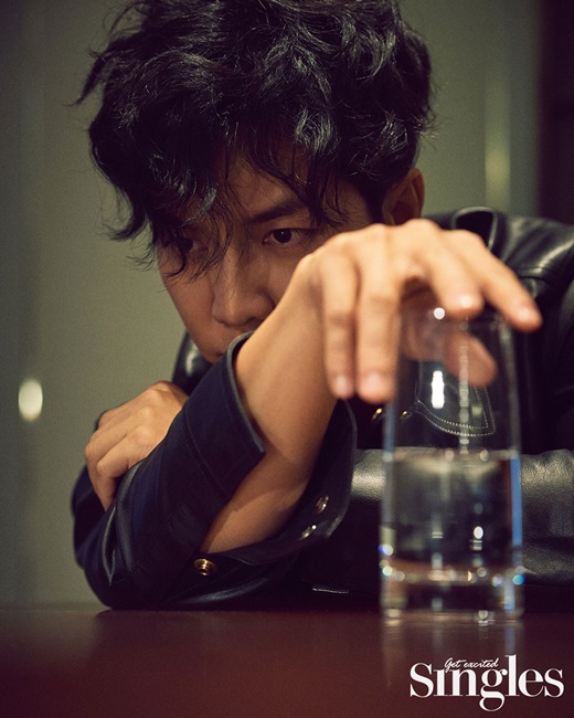 A pictorial by Actor Lee Seung-gi has been released.Lee Seung-gi, who filmed the cover of Singles and the December issue, is the back door of the film, overwhelming the attention with charismatic eyes that feel the harsh charm like Cha Dal-gun in the SBS gilt drama Vagabond, which fights to find the truth against the huge power.Lee Seung-gi, who has built his own world without causing noise for 15 years since his debut, persuaded viewers by infusing authenticity to the character of the drama.He said, Actor, who has an image that can make him believe in Cha Dal-geons ignorant sense of justice and behavior, was thought to be Lee Seung-gi, and the bishop chose me.In order to meet these expectations, I focused on the emotions of a person named Cha Dal-gun as a human being and acted. Lee Seung-gi, who said that he was able to confirm his own acting in Vagabond after a year of filming as a pre-production drama, said, I saw my acting in an objective perspective.There were scenes where I regretted seeing things that I believed to have done well.I think I am right, and I am going to be more humble because it is a time when things that I believed were changed or changed. What is the Engine of Youth that drove Lee Seung-gi? Lee Seung-gi said, I think it was self-esteem to do anything well.In some ways, I do not want to be ignored by others, I want to be praised, and I think I want to prove to those who have trusted me. Lee Seung-gi, who has already achieved a lot of things as an entertainer in various fields, including singing, acting, progressing, and performing arts, said of his goal to be more fulfilled, I still think it is less filled, but I am satisfied now than I want to achieve what I want to do.The value that is most precious in life is happiness, so I do not have to do a little job, but I seem to be living hard and thinking endlessly about what happiness is. The December issue of Singles is released.