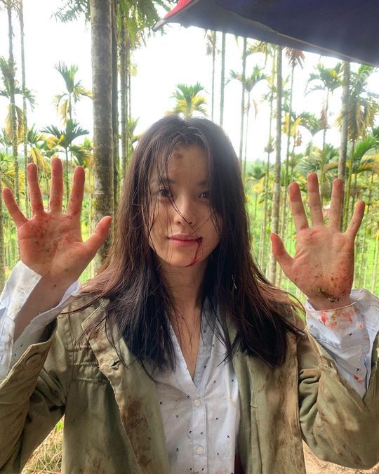 Han Hyo-joo reveals the shooting scene of Archer Daniels MidlandActor Han Hyo-joo wrote on his Instagram on November 19, What happened to Soyun.Please watch Trade Stone about what happened to Soyeon, and posted the post and photos.In the photo, Han Hyo-joo is bleeding into a sporadic hairstyle, a person who is keen on filming with little makeup.minjee Lee