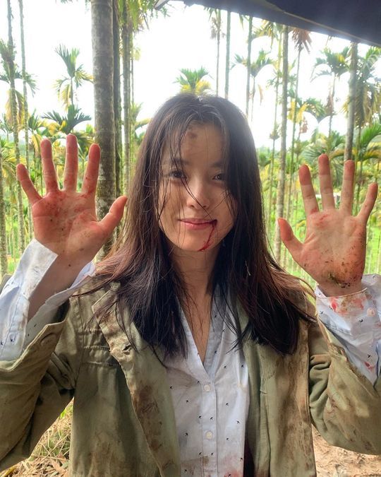 Han Hyo-joo reveals the shooting scene of Archer Daniels MidlandActor Han Hyo-joo wrote on his Instagram on November 19, What happened to Soyun.Please watch Trade Stone about what happened to Soyeon, and posted the post and photos.In the photo, Han Hyo-joo is bleeding into a sporadic hairstyle, a person who is keen on filming with little makeup.minjee Lee