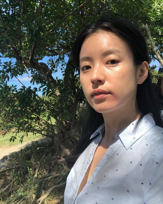 Han Hyo-joo reveals the shooting scene of Archer Daniels MidlandActor Han Hyo-joo wrote on his Instagram on November 19, What happened to Soyun.Please watch Trade Stone about what happened to Soyeon, and posted the post and photos.In the photo, Han Hyo-joo is bleeding into a sporadic hairstyle, a person who is keen on filming with little makeup.minjee Lee