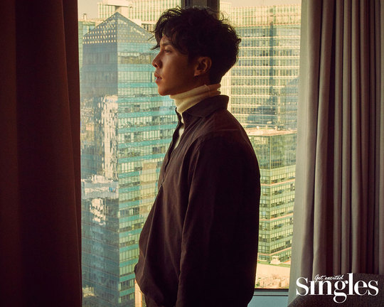 Lee Seung-gi reveals the charm of a rough manFashion magazine Singles has released a charismatic picture of Actor Lee Seung-gi, which is well received by viewers as the role of SBS drama Vagabond Cha Dal-gun, which caught both ratings and topicality.This picture featured the cover of the December issue of Singles.In this picture, Actor Lee Seung-gi is the back door of the film, leading the atmosphere of the filming scene by overwhelming his gaze with charismatic eyes that feel rough charm like Cha Dal-geon in Vagabond, who fights to find the truth against huge power.Lee Seung-gi, who has built his own world without causing noise for 15 years since his debut, persuaded viewers by infusing authenticity to the character of the drama.He said, Actor, who has an image that can make him believe in Chadalgans ignorant justice and behavior, was thought to be Lee Seung-gi, and the bishop chose me.In order to meet these expectations, I focused on the Feeling of a person named Cha Dal-gun as a human being and acted. Lee Seung-gi, who said that he was able to confirm his own acting in Vagabond only a year after shooting it as a pre-production drama, said, I saw my acting from an objective perspective.There were scenes where I regretted seeing things that I believed to have done well.I think I am right, and I am going to be more humble because it is a time when things that I believed were changed or changed. What is the Engine of Youth that made Lee Seung-gi move like this? It seems to have been self-esteem to do anything well.I think theres a strong point in how I want to prove to people who dont want to be ignored by others, want to be praised, and trust me, he said.Lee Seung-gi, who has already achieved a lot as an entertainer in various fields, including singing, acting, progressing, and performing arts, said, I think it is still less filled, but I am satisfied now than I want to achieve anything more because I want to do it for the rest of my life.The value of life is happiness, and it seems that we are living hard, thinking endlessly about what happiness is without doing a little job. emigration site