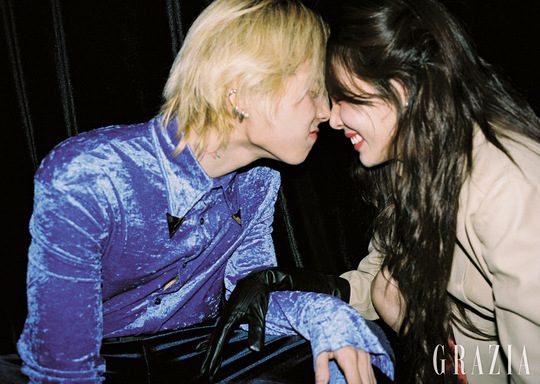 A real picture of a real couple has been released.A couple of photos of Hyona and DAWN were released on November 19th through the December issue of fashion magazine Maria Grazia Cucinotta Korea.Hyona and DAWN couple released the natural appearance of the two together through the public picture without hesitation.The picture was filled with realism and joy that only real couples could have, such as taking a playful selfie with Hyonas pet dog, taking a picture with a face to face, and laughing.Holiday look, which is directed by rock and roll style suits and sparkling dresses, was also uniquely digested with the fashion sense of Hyona and DAWN.After shooting, Hyuna interviewed DAWN and DAWN asked Hyuna questions and answered each others truthful stories.DAWN told Hyuna: The story of work is famous for not sharing at all, why?When asked, Hyuna said, Both of them want to do it musically and have a clear taste, so I think its about respecting each other to watch each other, and of course theres a rivalry!And I laughed at the same question. DAWN also said, I wanted to put a lot of my own color as much as this album and I wanted to try it on my own.I made it all later and got advice, but it was good to be able to develop further. We also talked about the couples year-end plans: I want to spend the year without a dazzling look until the end of the year.I will feel like Im already on January 1st while doing the year-end stage, said Walker Holic, and DAWN encouraged each other to work busy.minjee Lee