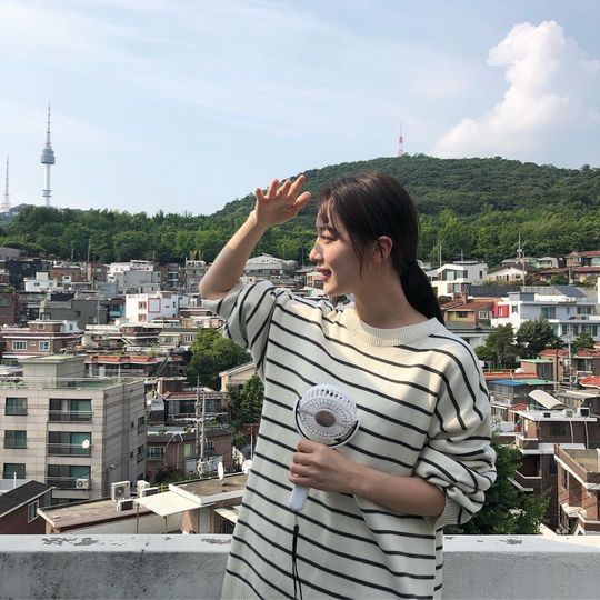 Actor Pyo Ye-jin has released a photo taken during the SBS monthly drama VIP shooting.Pyo Ye-jin posted two photos on his personal instagram on November 19, along with an article entitled On the Rooftop of the Hot Summer Kwon Yuri House.Pyo Ye-jin in the photo is taking a hand fan from the rooftop where Namsan is seen behind.Pyo Ye-jin wore a striped T-shirt and transformed into Kwon Yuri in SBS Drama VIP.Pyo Ye-jin plays Kwon Yuri, who is trying to stand up from poverty on SBS Drama VIP.Kwon Yuri, played by Pyo Ye-jin, was portrayed as a rumored woman of a vice chairman who spread widely inside the department store.Choi Yu-jin