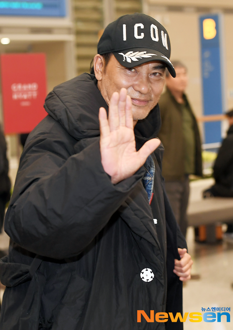 Hong Kong national actor Simon Yam made a publicity campaign for the movie Little Kew through Incheon International Airport on the afternoon of November 19th.Simon Yam is leaving the arrival hall on the day.Meanwhile, the movie Little Kew, starring Simon Yam, is a story about the sad story of a blind chef Reporting and a dog Q that keeps his side and brings great strength.Jung Yoo-jin