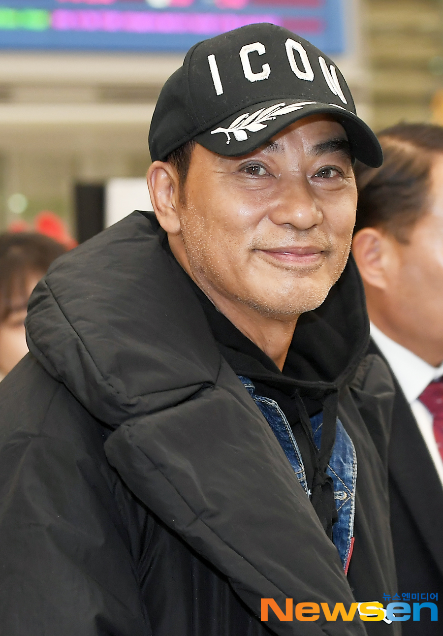 Hong Kong national actor Simon Yam made a publicity campaign for the movie Little Kew through Incheon International Airport on the afternoon of November 19th.Simon Yam is leaving the arrival hall on the day.Meanwhile, the movie Little Kew, starring Simon Yam, is a story about the sad story of a blind chef Reporting and a dog Q that keeps his side and brings great strength.Jung Yoo-jin
