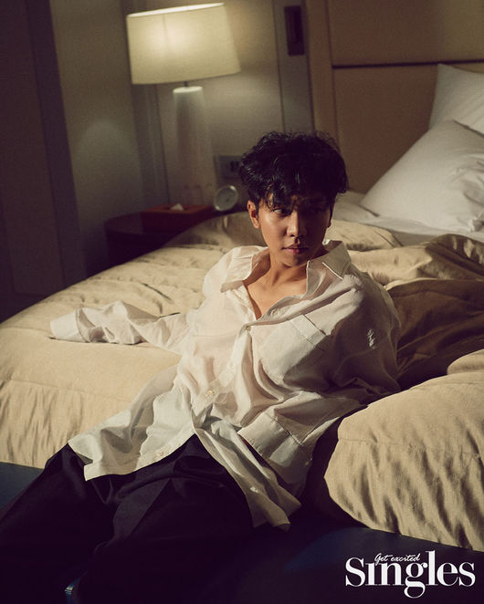 Lee Seung-gi My Engine of Youth Is A Pride to Do Anything Good Actor Lee Seung-gis charismatic picture, which has been well received by viewers as Cha Dal-gun in the SBS drama Vagabond, which caught both ratings and topicality, was released.In particular, this picture featured the cover of the December issue of Singles.In this picture, Actor Lee Seung-gi is the back door that led the atmosphere of the filming scene by overwhelming Sight with charismatic eyes that feel rough charm like Cha Dal-gun in Vagabond who fights to find the truth against huge power.Lee Seung-gi, who has brought authenticity to the character of Chadalgan with a constant straightnessIt is no exaggeration to say that the power of Actor Lee Seung-gi could have made the Chadalgun in the Vagabond, which is not likely to exist in this world, fighting against the great power over the unfair death of his beloved nephew.Lee Seung-gi, who has built his own world without causing noise for 15 years since his debut, persuaded viewers by infusing authenticity to the character of the drama.He said, Actor, who has an image that can make him believe in Chadalgans ignorant justice and behavior, was thought to be Lee Seung-gi, and the bishop chose me.In order to meet these expectations, I focused on the Feeling of a person named Cha Dal-gun as a human being. Engine of Youth Moving Lee Seung-gi, Pride to Do Anything GoodLee Seung-gi, who said that he was able to confirm his own acting in Vagabond only a year after shooting it as a pre-production drama, said, I saw my Acting in an objective sight.There were scenes where I regretted seeing things that I believed to have done well.I think I am right, and I am going to be more humble because it is a time when things that I believed were changed or changed. What is the Engine of Youth that made Lee Seung-gi move like this? It seems to have been self-esteem to do anything well.In some ways, I do not want to be ignored by others, I want to be praised, and I want to prove to those who trust me. The value, happiness, which is most precious in lifeLee Seung-gi, who has already achieved a lot as an entertainer in various fields, including singing, acting, progressing, and performing arts, said, I think it is still less filled, but I am satisfied now than I want to achieve anything more because I want to do it for the rest of my life.The value of life is happiness, so I do not have to do a little job, but I seem to be living hard and thinking endlessly about what happiness is. Someone who can be a milestone for someone, Lee Seung-gis path is not bad.Actor Lee Seung-gis interview with the picture that I want to remain as an inspiration for Lets do it can be seen in the December issue of Singles.Singles