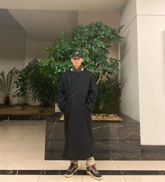 Actor Park Seo-joon showed off a unique warmth fashion.Park Seo-joon released a picture on his Instagram on the 18th.In the open photo, Park Seo-joon stares at the camera in a space that looks like a lobby of a building, wearing a hat and wearing a fairly long coat.Park Seo-joon boasts a superior physical even in a long coat.Park Seo-joon will appear in JTBCs new gilt drama Itae One Clath scheduled to air in 2020.Park Seo-joon Instagram
