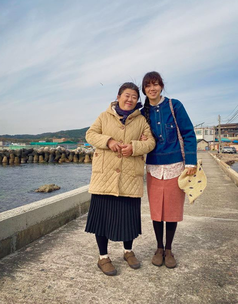 Actor Gong Hyo-jin and Lee Jung Eun of Camellia Flowers showed off their mother and daughter chemistry outside the house theater.Gong Hyo-jin posted a picture on his personal SNS on the morning of the 19th with a short article called Mom #Camellia profile so it.The photo released showed Gong Hyo-jin and Lee Jung Eun together, and the two people, who were stuck in the background of the rich song, were warm.The two are currently appearing as Camellia (Gong Hyo-jin) and her mother Jung Sook (Lee Jung Eun) in the KBS 2TV drama Camellia Flowers on air.In particular, Camellia and Jung Sooks heartbreaking mother-daughter relationship is touching viewers.So, the appearance of Gong Hyo-jin and Lee Jung Eun, who boast a friendly appearance like a mother and daughter outside the drama, enthused the audience.Around the time of the Camellia Flower is a drama about the bombing romance of Chunmme Fatal Hwang Yong-sik (Kang Ha-neul), who wakes up the prejudiced beast Camellia.It is in the box office with a rating of 18% in favor of the audience.