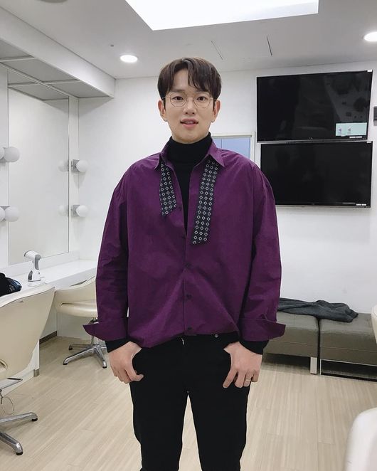 Broadcaster Jang Sung-kyu showed visual confidence.Jang Sung-kyu posted a few photos on his Instagram on the 19th, saying, I can not choose a good one, so I throw it all away.Inside the photo is a picture of Jang Sung-kyu taking a picture in the waiting room.Jang Sung-kyu , who wears a purple shirt and black pants, boasts a tall and extraordinary proportion.Above all, Jang Sung-kyu adds that it is hard to pick a good one and prides himself on all the pictures as best cuts.In particular, Jang Sung-kyu laughed with the sense of adding Jang Ki-yong is not; do not misunderstand, please.On the other hand, Jang Sung-kyu is currently appearing on MBC FM4U Good Morning FM Jang Sung-kyu, JTBC Hogu Chart and KBS2 Sweet Adult Life.