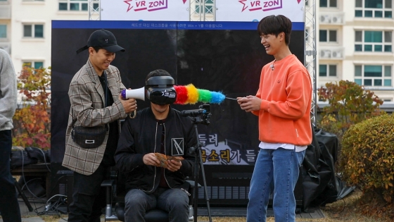Steel cuts, which are singing in various movements, have been released while all members of the All The All The Butlers such as Lee Seung-gi, Lee Sang-yoon, Yang Se-hyeong, and Yang Sung-jae are wearing VR HMD (head mount dIsplay) on the set.In the public photos, Yang is wearing a KPOP VRZON (hereinafter referred to as Burzon) HMD and sitting in a chair, looking surprised by something.Lee Seung-gi, who is together, is cheering for the appearance of Yang Se-hyeong.The deacons entire crew said that all members of the deacons department had a unique experience singing in a unique environment with Burzon.VR karaoke Burzon, which allows you to experience singing in various virtual reality, is a content that gives you different pleasures.The Burzon VR content experienced by the members brings together the curiosity of viewers about what virtual reality situation was.On the other hand, Burzon content, which surprised the members of Death and Deacon, will be released on December 1.