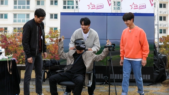 Steel cuts, which are singing in various movements, have been released while all members of the All The All The Butlers such as Lee Seung-gi, Lee Sang-yoon, Yang Se-hyeong, and Yang Sung-jae are wearing VR HMD (head mount dIsplay) on the set.In the public photos, Yang is wearing a KPOP VRZON (hereinafter referred to as Burzon) HMD and sitting in a chair, looking surprised by something.Lee Seung-gi, who is together, is cheering for the appearance of Yang Se-hyeong.The deacons entire crew said that all members of the deacons department had a unique experience singing in a unique environment with Burzon.VR karaoke Burzon, which allows you to experience singing in various virtual reality, is a content that gives you different pleasures.The Burzon VR content experienced by the members brings together the curiosity of viewers about what virtual reality situation was.On the other hand, Burzon content, which surprised the members of Death and Deacon, will be released on December 1.