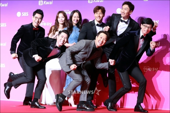 Members of the Running Man are heading to Vietnam.Running Man officials said on the 19th, All the members of Running Man will participate in a fan meeting event held in Ho Chi Minh, Vietnam on December 1st.Running Man has been conducting overseas fan meetings since 2013 based on its popularity overseas. In addition, it held domestic fan meetings in commemoration of its 9th anniversary this year.The Running Man members will meet with Vietnamese fans and they will be interested in how Vietnamese fans will react.Meanwhile, Running Man is broadcast every Sunday at 5 pm.