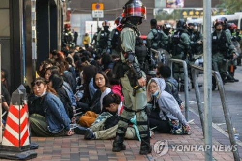 홍콩 이공대 인근에서 경찰에 체포된 시위대 [AFP통신=연합뉴스]