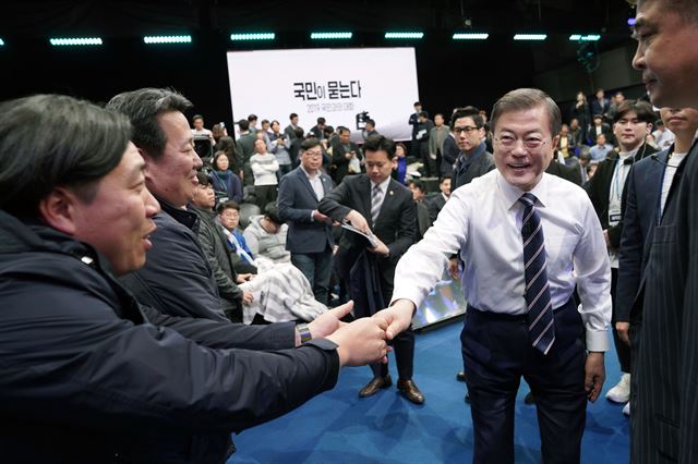 국민 만난 직후 문재인 대통령..